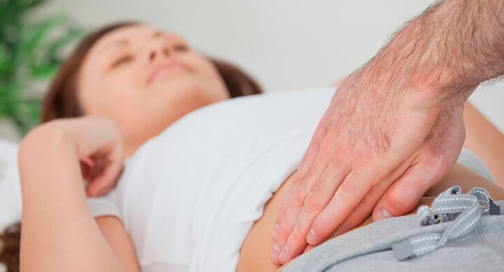 thăm khám bệnh nhân viêm khớp háng