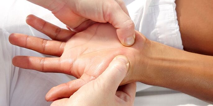 xoa bóp giảm đau khớp ngón tay